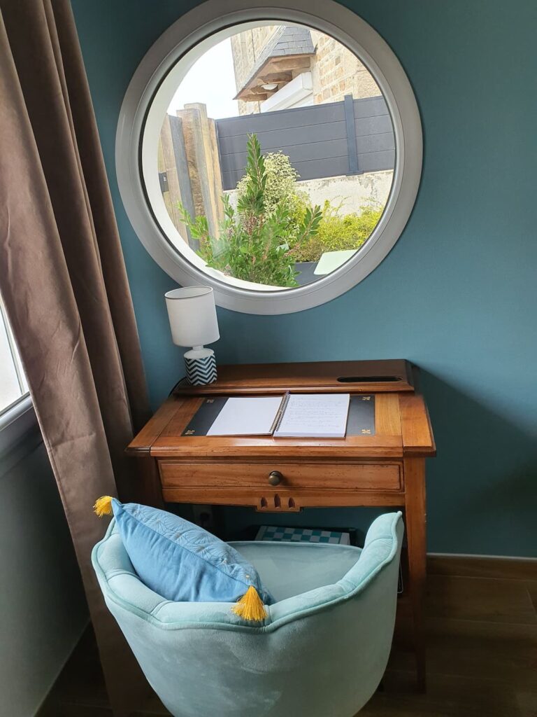 Un premier bureau ambiance Vintage. La tablette coulissante double la surface pour votre ordinateur et vos documents. L' espace est lumineux grâce aux deux fenêtres... Petit coup d' oeil sur les fleurs ou sur l' Île de Sieck au bout de la rue.