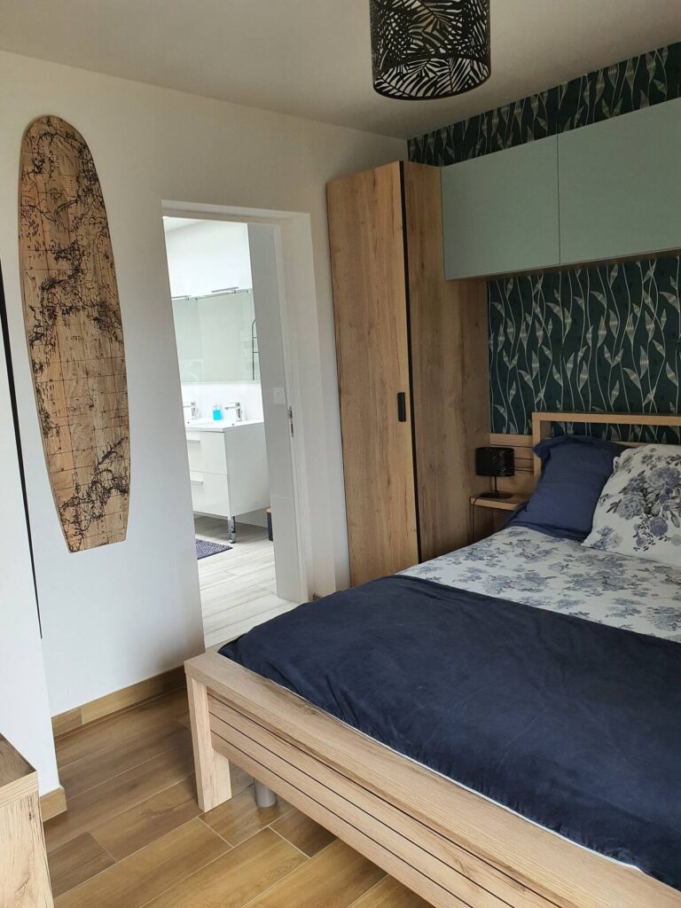 Le lit est fait à votre arrivée comme dans une prestation hôtelière. La salle de douche est très lumineuse et directement attenante à votre chambre.