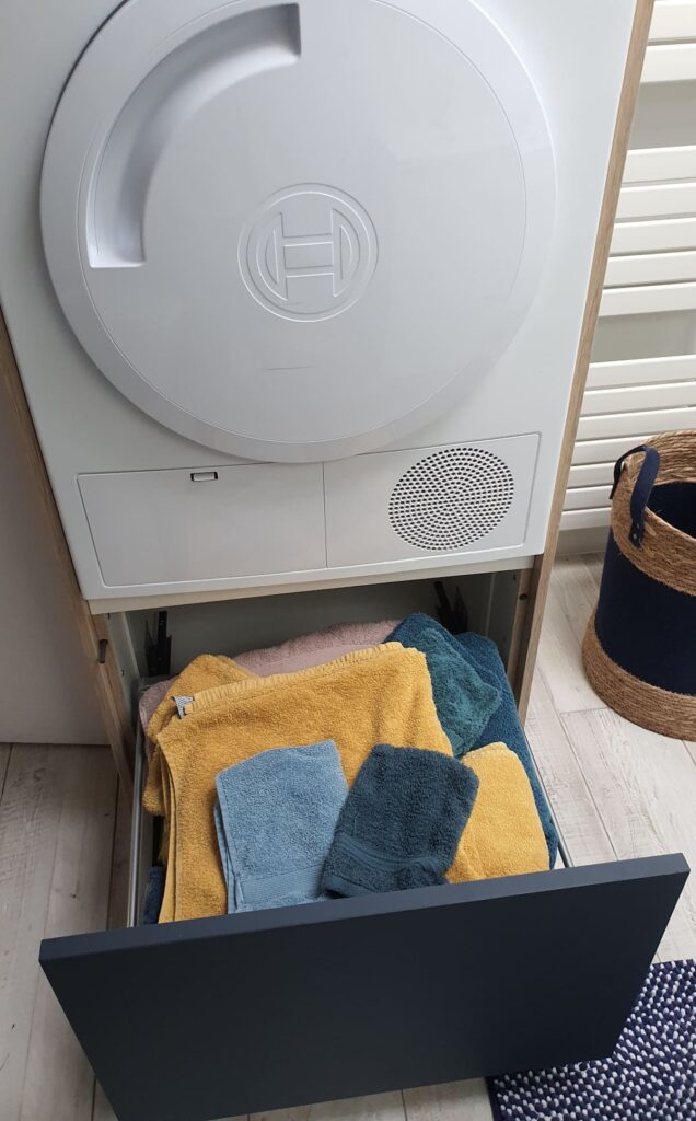 Des serviettes de bain de couleur et de trois tailles différentes. Des tapis de bain. Des gants de toilettes. Des serviettes pour les mains . Et même des draps de plage. Tout a été pensé pour votre confort .