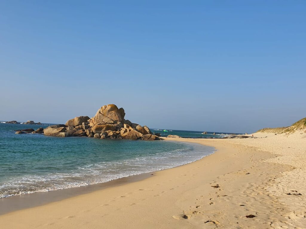 Attention, La plus belle plage du monde et son Rocher magique...Nom de code: Les Amiets! Centre nautique d' Exception. Graine de Champion...