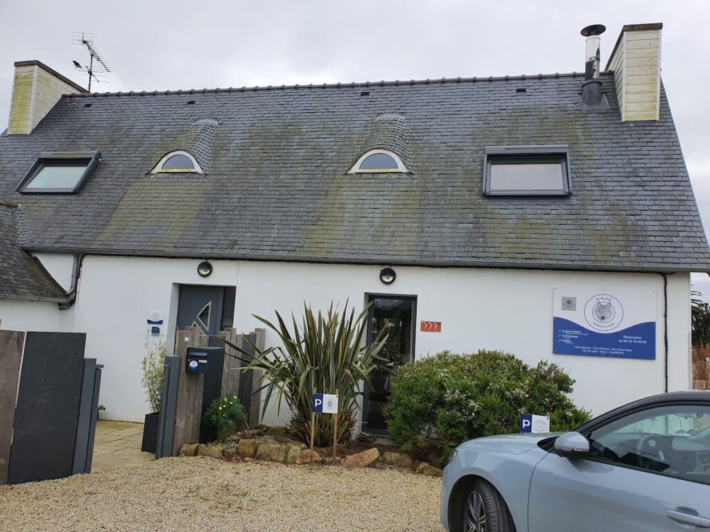 Ty Frimousse vous réserve 2 places de parking .