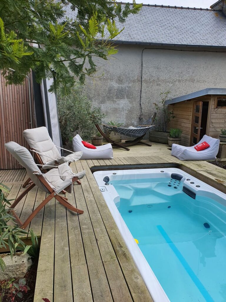 Salon de jardin, Hamac et bain de soleil à infrarouge massant dans le sauna. Spa en espace partagé, ouvert de 10h à midi et de 14h à 20h et privatisable de midi à 14h et de 20h à 23h avec supplément. Le Spa est ouvert du 1er Mai au 30 Octobre.