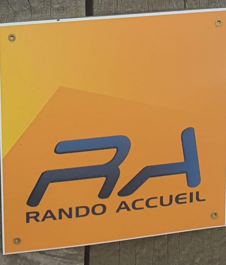 Ty Gard Thalvis a aussi obtenu le label "Rando Accueil " pour sa proximité avec le GR34 ( 200m) et ses prestations : *Location à la nuitée *Petit déjeuner * Table d' Hôte et box pique nique * Transfert de bagages. * Espace Spa Sauna .