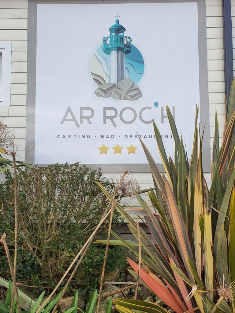 À 500 mètres, vers le Quai sud, à la sortie de Mogueriec, surplombant le port, face au Dossen, une Pépite ! Le restaurant du Camping Ar Roch. Vous passerez une soirée d' Exception avec une cuisine savoureuse. Réservation indispensable !