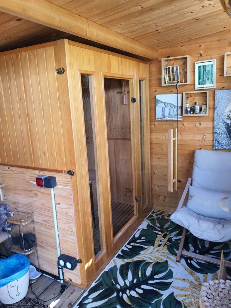 Sauna nordique traditionnel 3 places dans un espace Bien-être cosy niché au fond du jardin, sous les pins. Fermez les yeux! Décompressez!