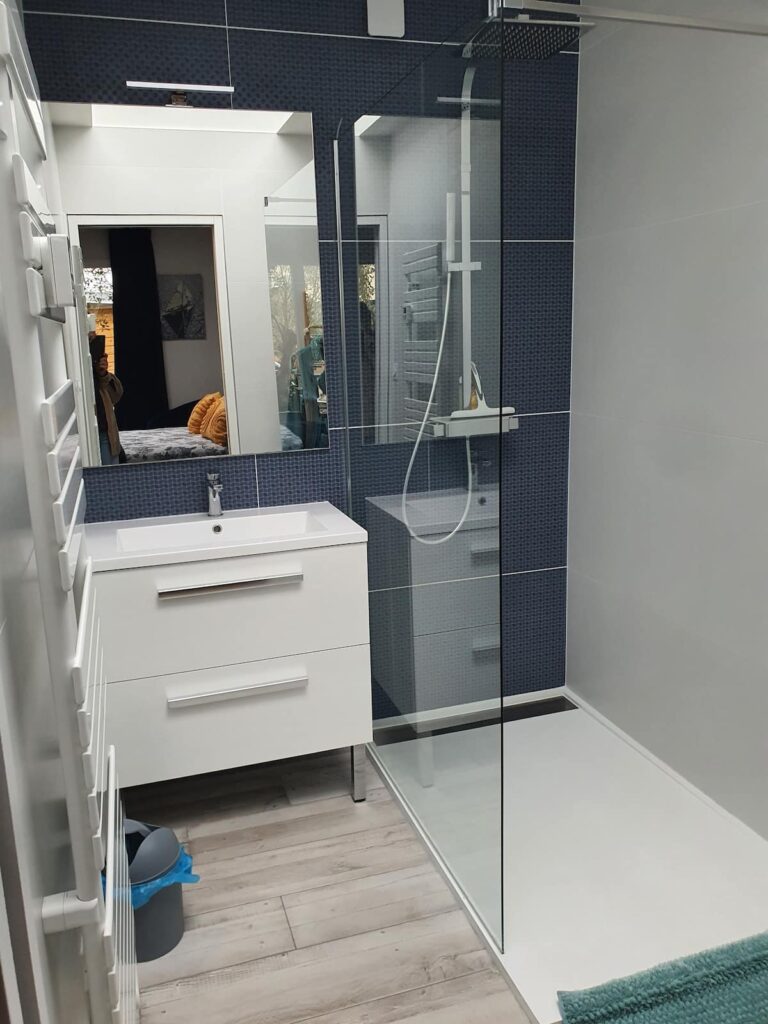 Une salle de douche lumineuse.