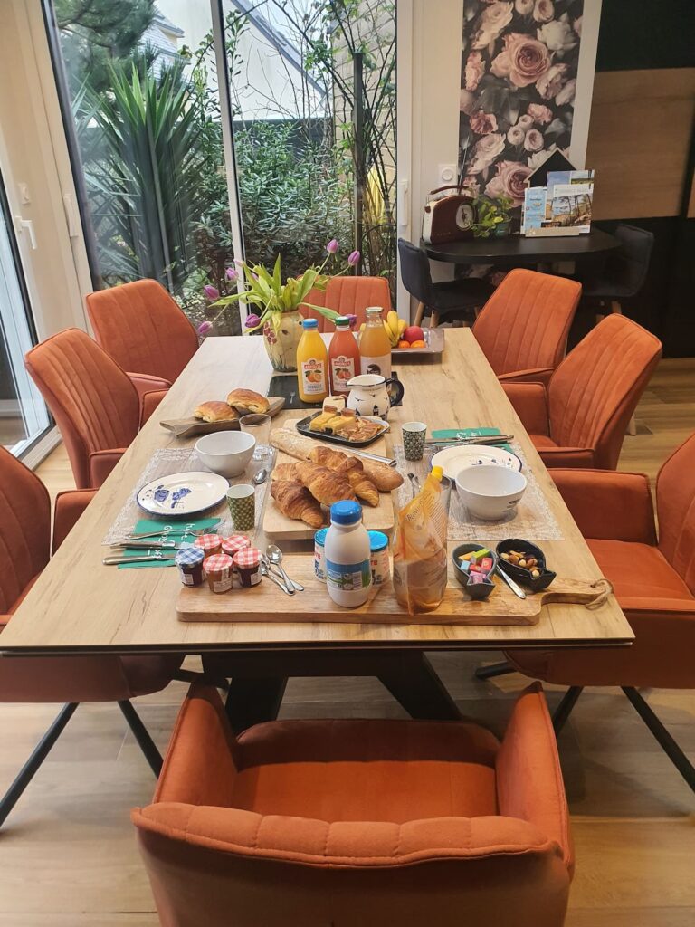 Votre petit déjeuner à prendre dans le séjour. Moment Sacré ! Le temps pour découvrir les spécialités : Pommé, Far , yaourt" Saint Malo", viennoiseries bien sûr ou la baguette "La Bigoudenne" de ma Boulangerie fétiche de Cleder. (Merci Nadia!).