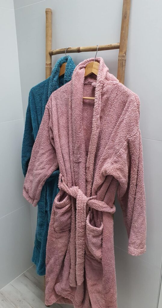 Des peignoirs bien chauds grâce à un sèche serviette programmable et votre linge de maison pour votre sérénité.