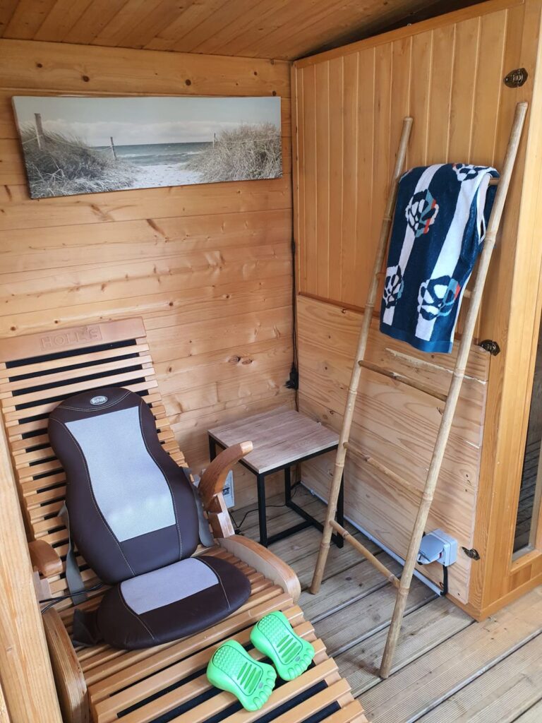 Votre espace sauna,banc de massage,huile essentielle à disposition, serviettes ,peignoirs,matériel d' aquafitness.