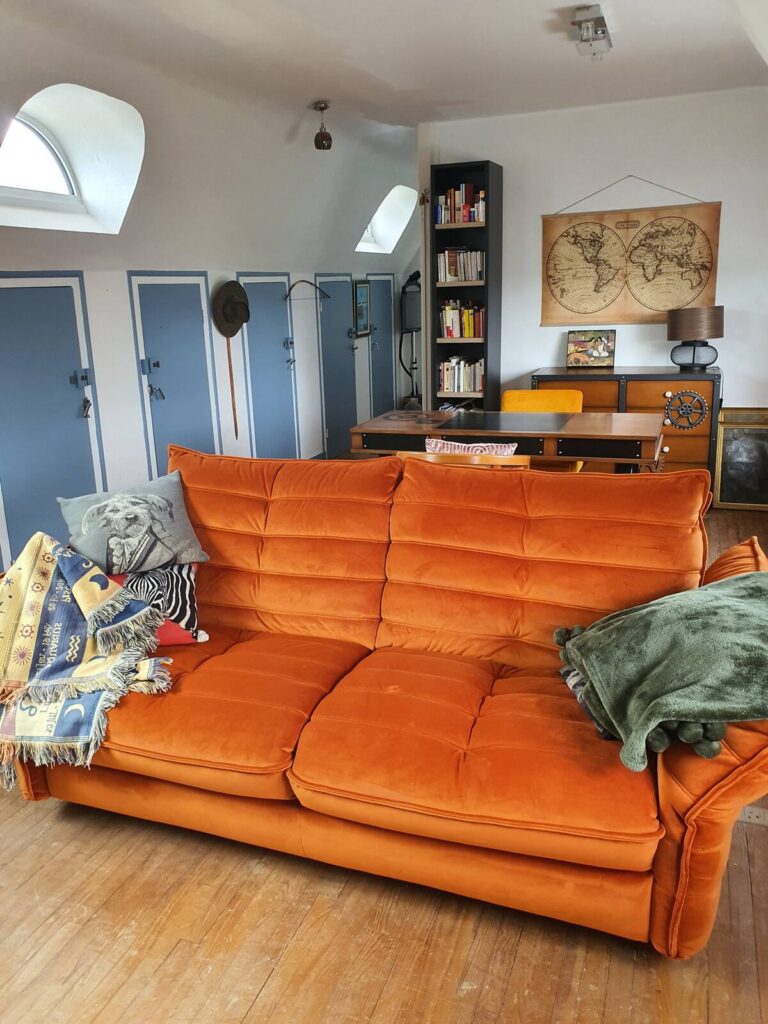 Ce convertible Opéra 2/3 places de chez Mobilier de France vous proposera, en version nuit, un excellent couchage pour 2 personnes et, dans sa version jour, un moment cocooning délicieux.