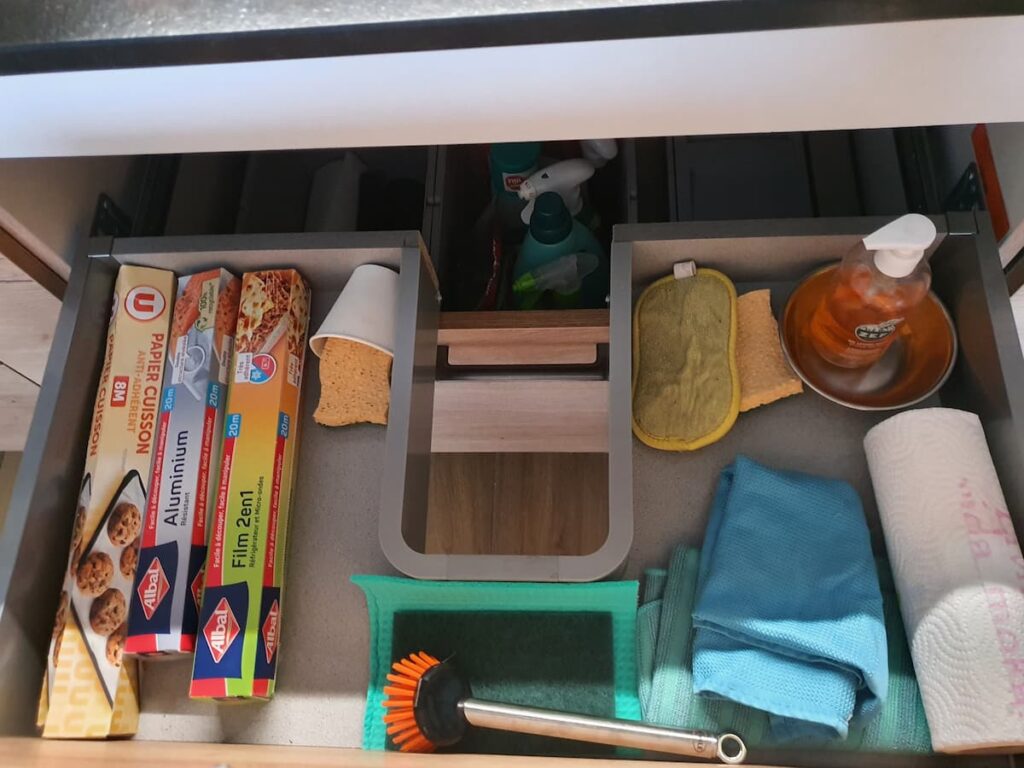 Les produits ménagers et le matériel sont à votre disposition : *Dans les deux tiroirs sous l' évier. *Dans le meuble haut , au dessus du séchoir, dans la salle de bain. *Dans le meuble intégré du Living où se trouve le lave linge.