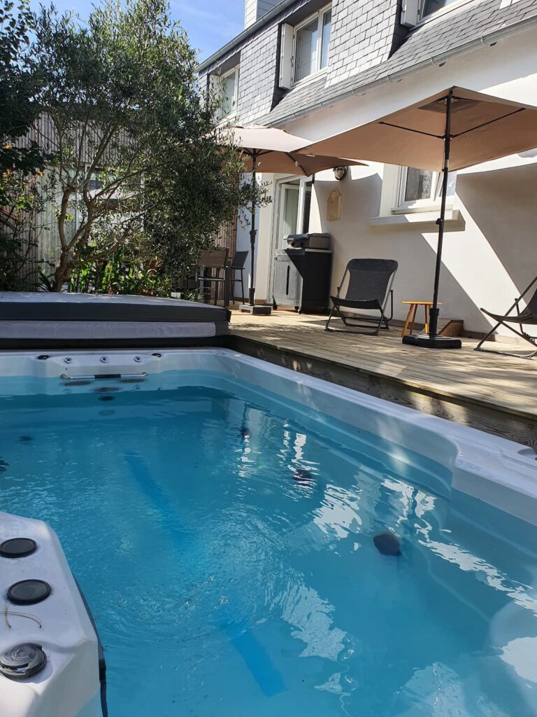 4m50 pour ce bassin technique avec jaccuzi, nage à contre courant, buses de massage, jets d' eau.Le Bonheur !