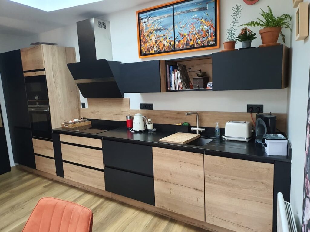 La cuisine possède un magnifique plan de travail en granit, un robinet Bradano à filtre pour une eau potable de qualité et tout ce qu' il faut pour cuisiner comme à la Maison !