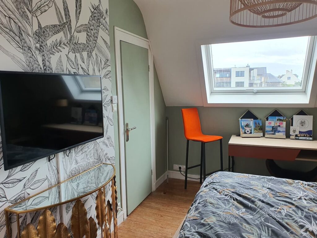 Votre chambre est dotée d'une jolie vue sur l' Île de Sieck et possède un bureau connecté Celio, une télévision connectée Sony.