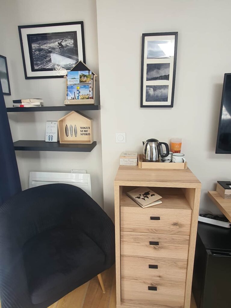 Un espace tisannerie dans les tonalités douces de la collection Forest de Celioet un minibar Smeg.