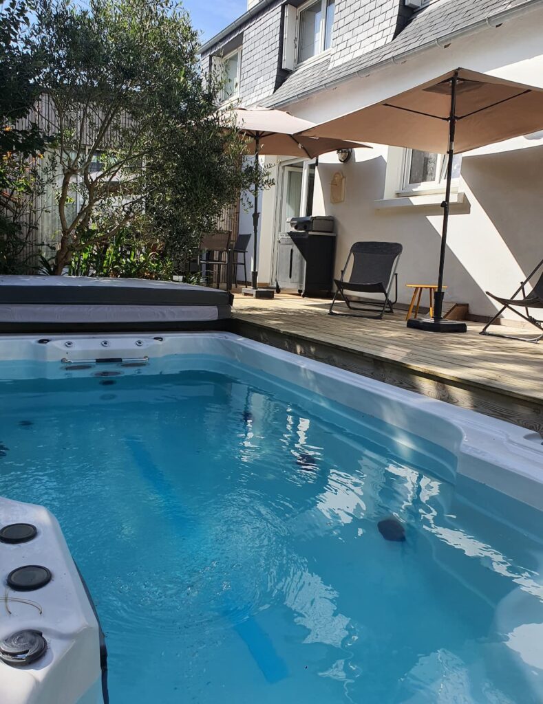 Un moment de pur PLAISIR dans une eau transparente et chaude au cœur d' un jardin, écrin parmi les roses, les agapanthes, le mimosa , les pins et les Oliviers . Un lieu entièrement privatisé pour un moment d' ÉTERNITÉ.