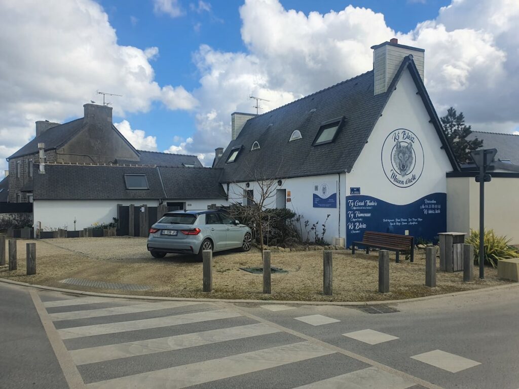 Votre Parking privé se trouve devant votre Maison d' Hôte.