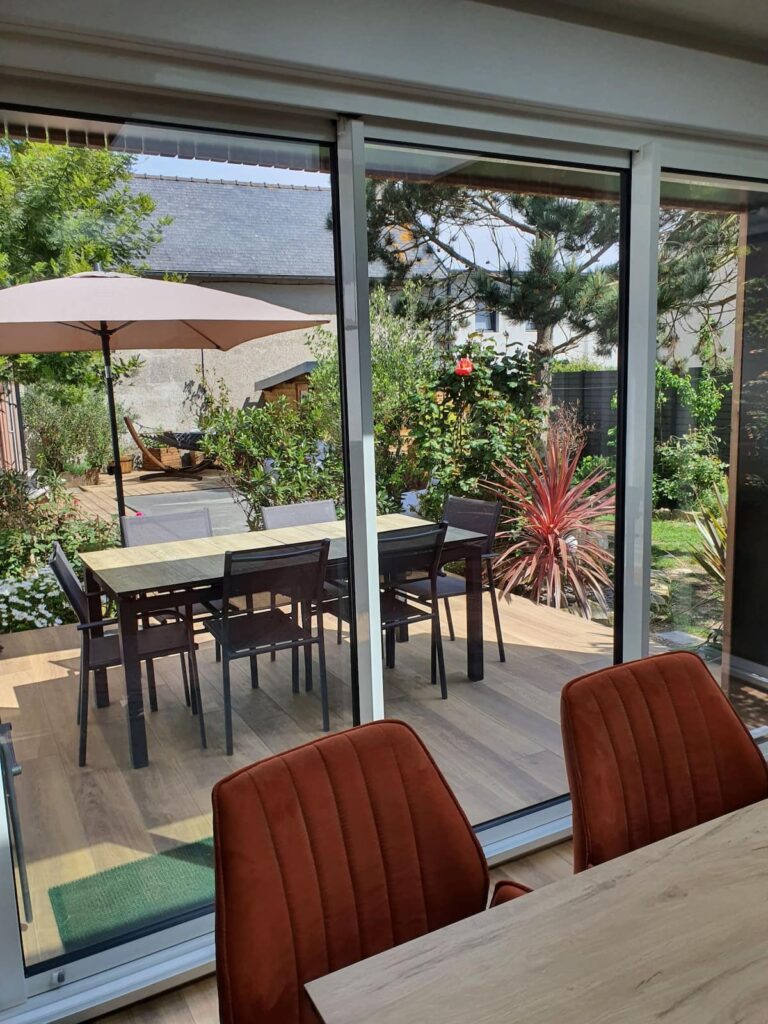 La Terrasse , délicieusement exposée plein sud pour votre petit déjeuner ou pour découvrir la carte "Plancha apéritive du Jour " de Ki Bleiz...Le temps d' être Heureux !Tout simplement !