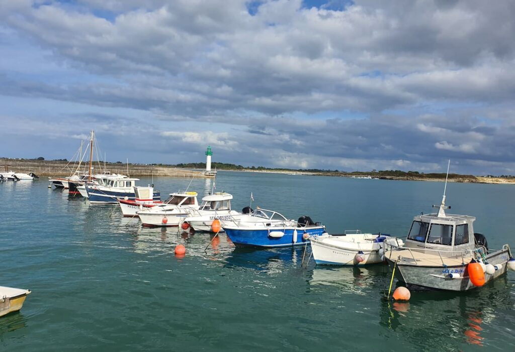 Moguériec est un petit port de pêche qui a une activité toute l' année.