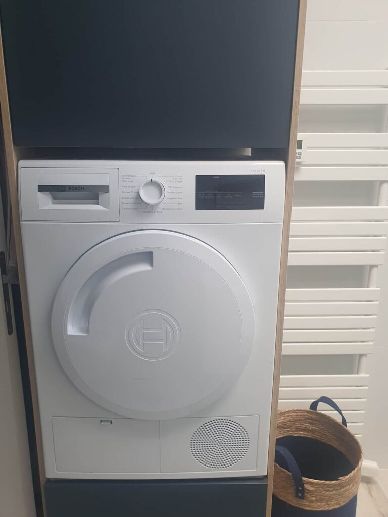 Tout le confort : Lave linge et sèche linge BOSCH Sèche serviette Panier à linge Etendoir Chaise de douche sur demande.
