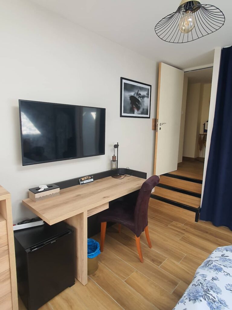 Un vaste bureau connecté très confortable pour travailler. Un minibar et une télévision connectée Sony.