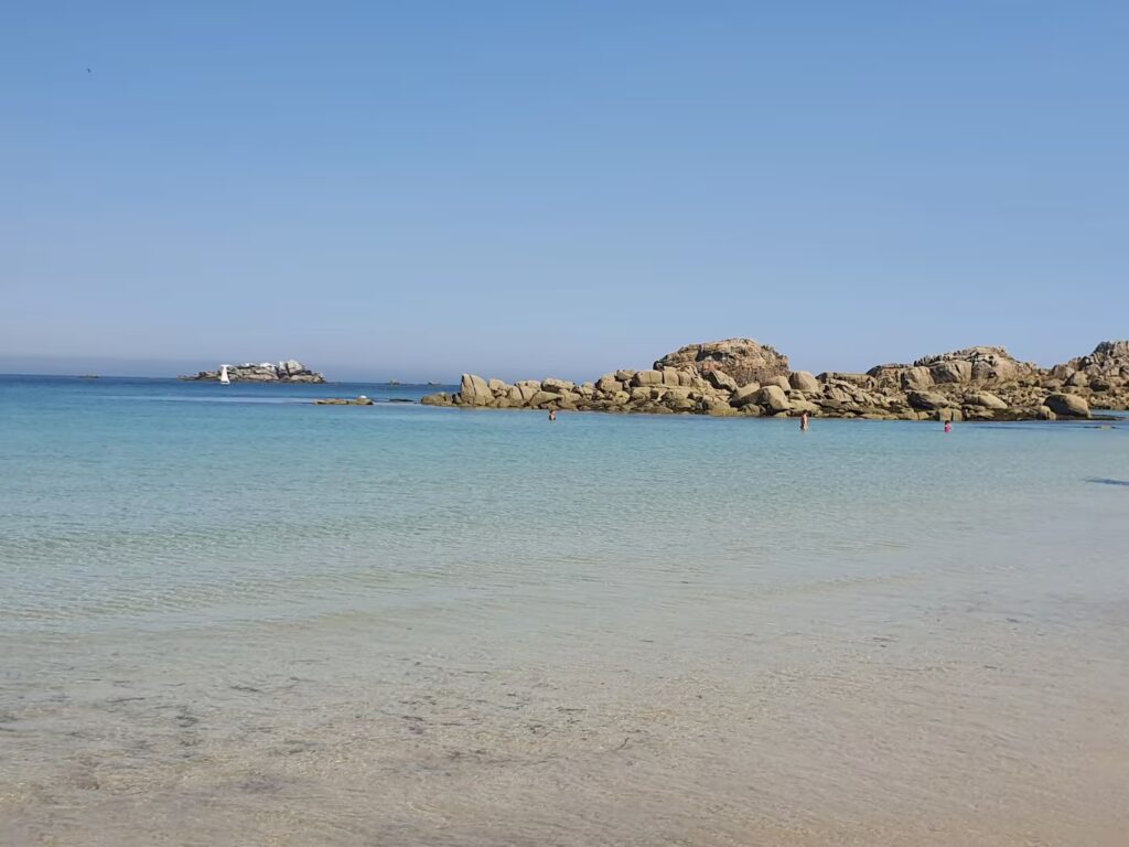 Attention, La plus belle plage du monde et son Rocher magique... Nom de code: Les Amiets! Centre nautique d'Exception. Graine de Champion...