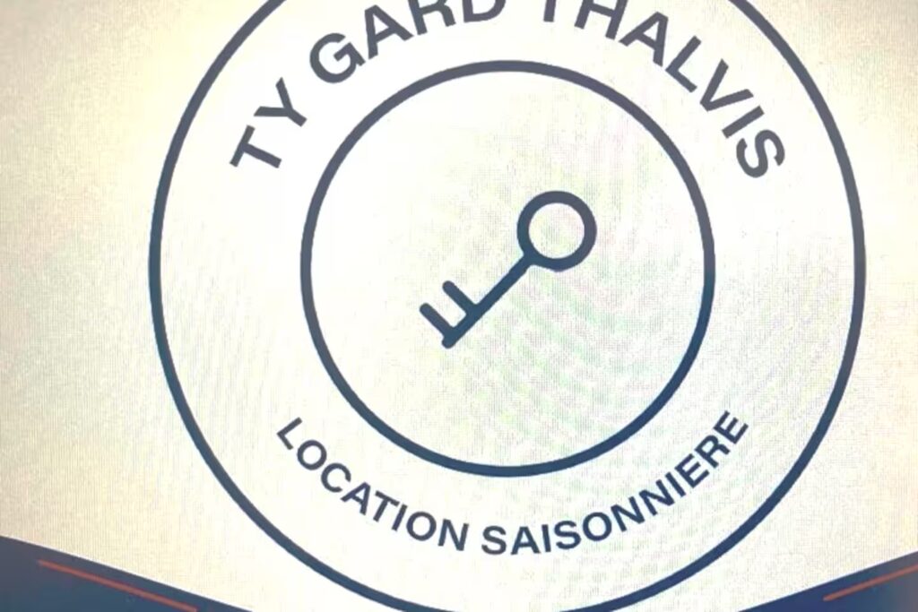 Ty Gard Thalvis? La Clef des vagues et de vos pas dans le sable. À Bientôt !