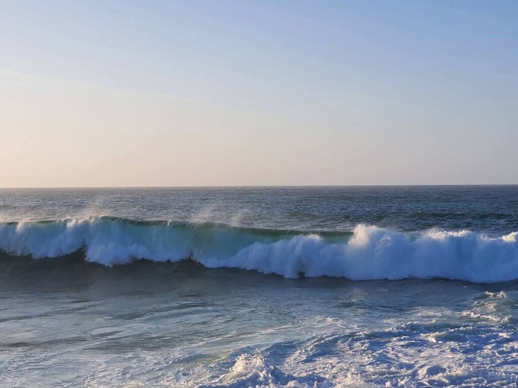 À 200 mètres ? Les déferlantes. Vous ne les oublierez pas.