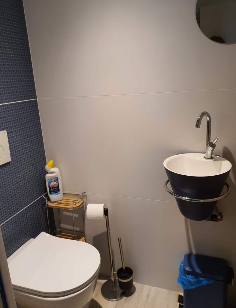 WC privatif indépendant de la salle de douche, avec lave mains.