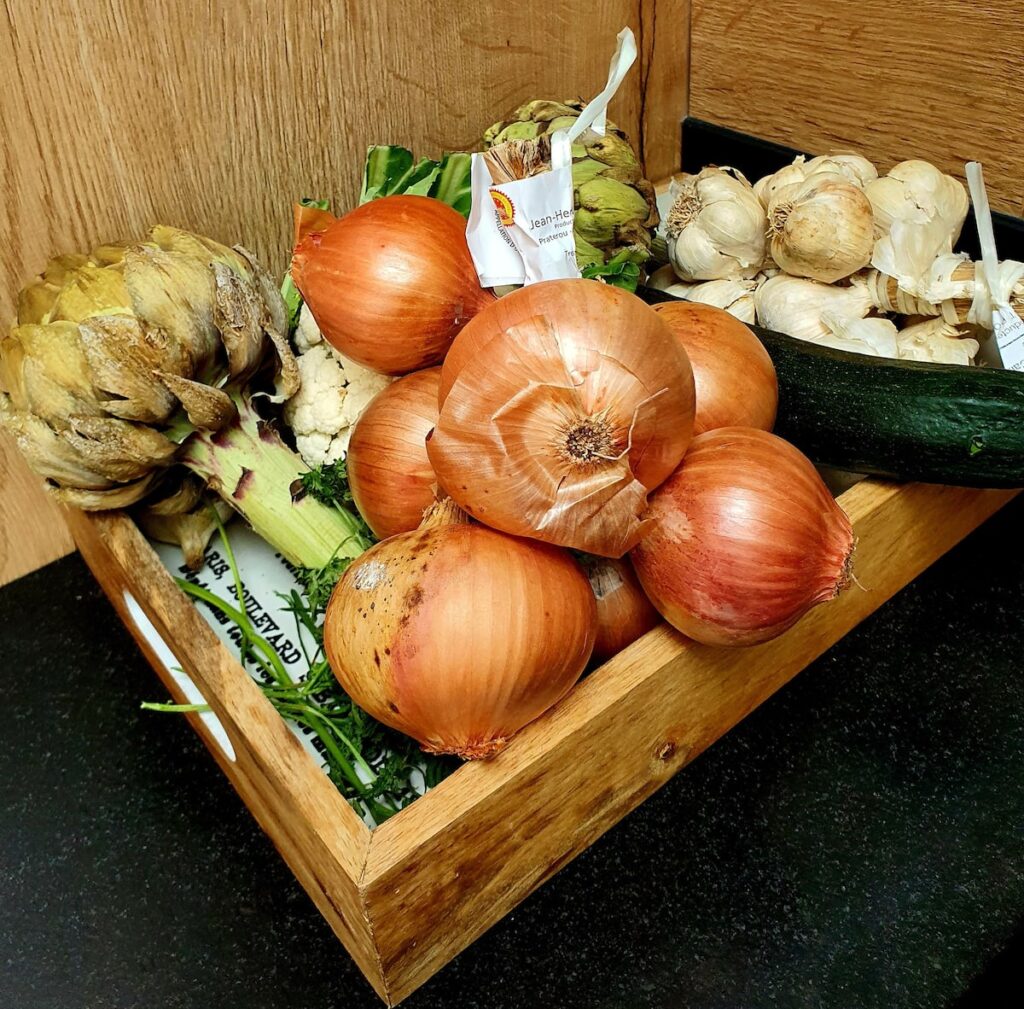 La côte des sables renferment desTrésors : oignons rosés de Roscoff,Artichauts ,choux fleurs...À savourer sans modération.