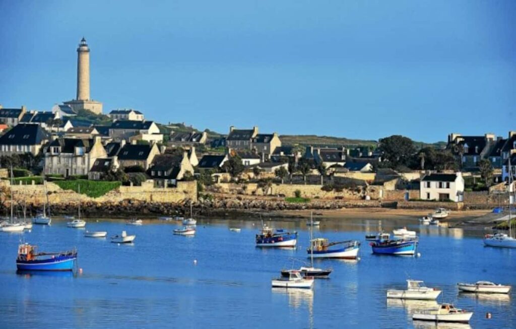 L' Île de Batz , au départ de Mogueriec , l' été et, au départ de Roscoff, toute l' année.