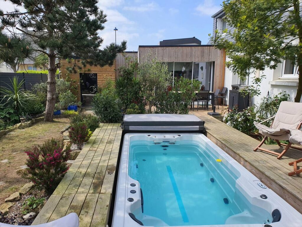 Votre Spa de nage? C' est un bassin sportif de 4m50 sur 3m avec une nage à contre courant et une zone jacuzzi pour une détente absolue dans un petit écrin de verdure. Le bassin est chauffé entre 27 et 33degrés selon l'usage sportif ou détente.