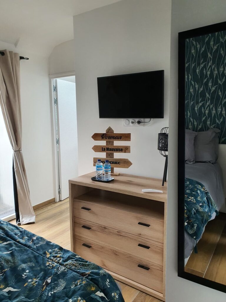 Votre chambre propose un confort " 3 étoiles" labellisé : Une télévision connectée pour visionner vos séries préférées dans une literie de très haute qualité de Mobilier de France, des draps en coton. Soyez zen! Et le lieu est calme et serein.