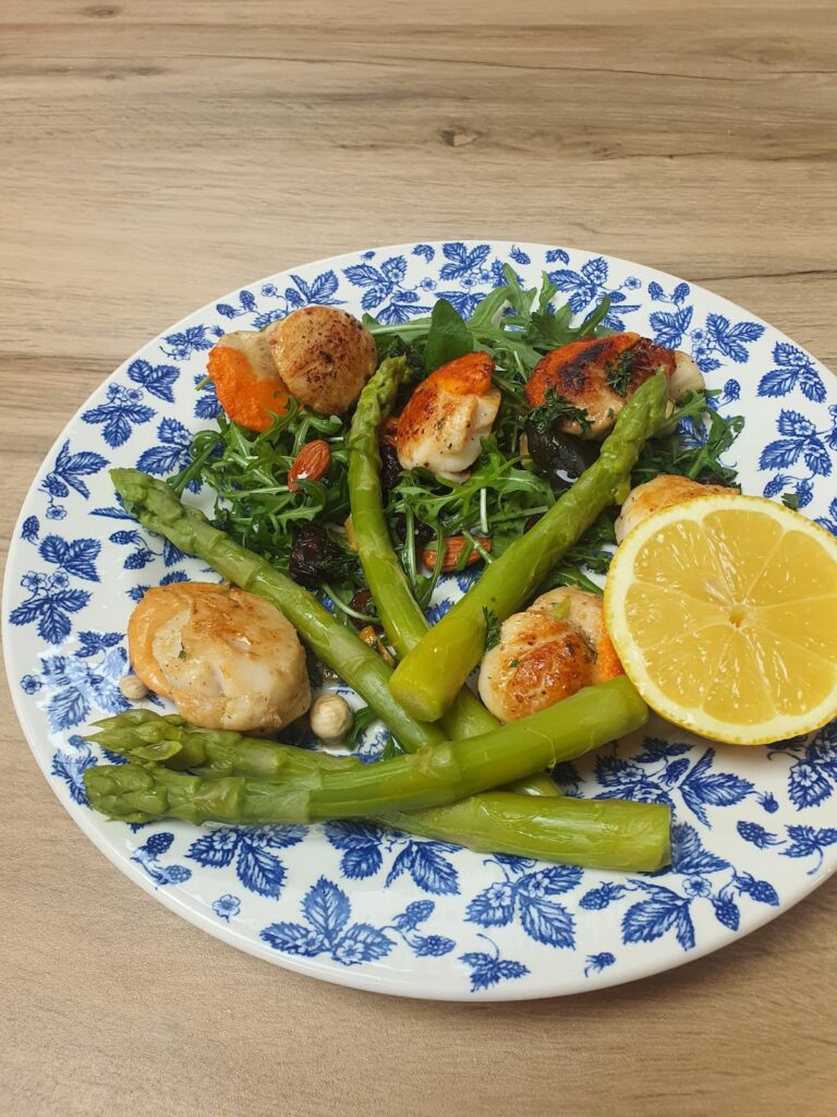 Une spécialité Ki Bleiz 100% gourmande: Poêlée de Saint Jacques sur son lit de roquette et ses asperges vertes . Ki Bleiz vous propose aussi un Atelier "Découverte de la Gastronomie Bretonne" animé par un Chef Finistèrien. Une Expérience !