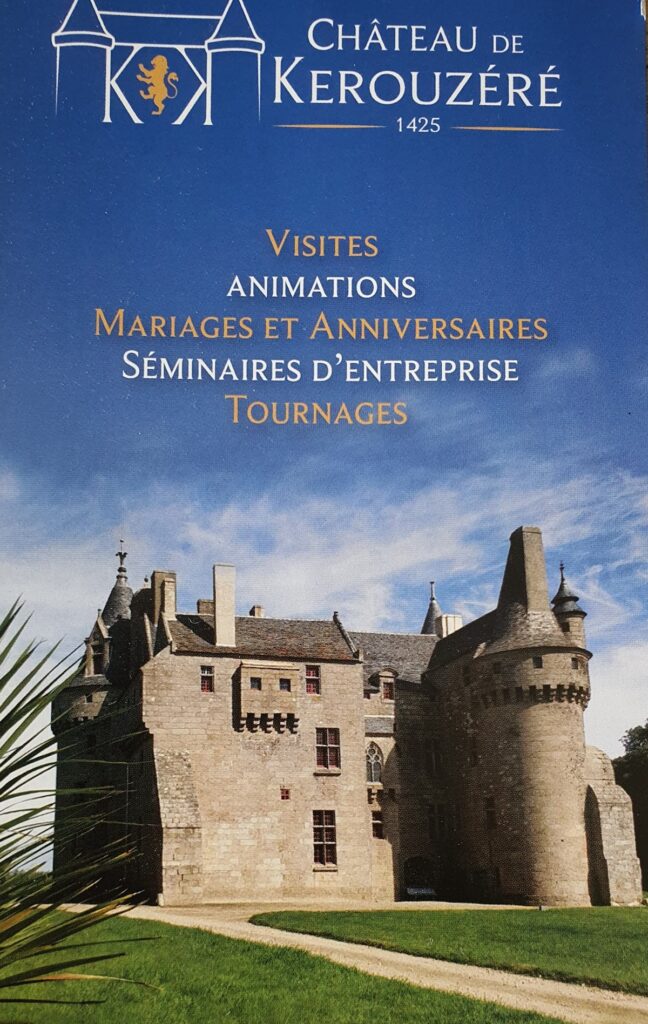 À la sortie de Mogueriec, en allant vers le bourg de Sibiril, le Château de Kerouzéré. À visiter absolument !