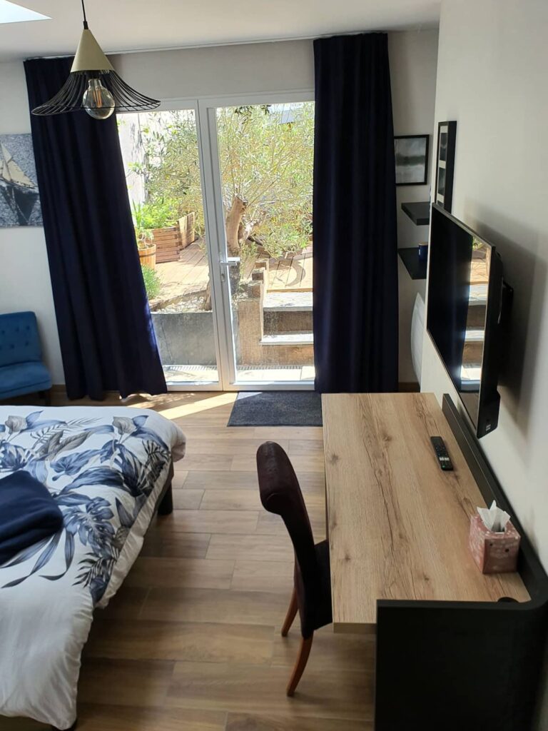 Dans votre chambre, vous bénéficiez d' uneTélévision Sony connectée. À vous vos séries préférées! Vous avez aussi à votre disposition un minibar,le WiFi gratuit, une tisannerie, des romans et des documents touristiques.