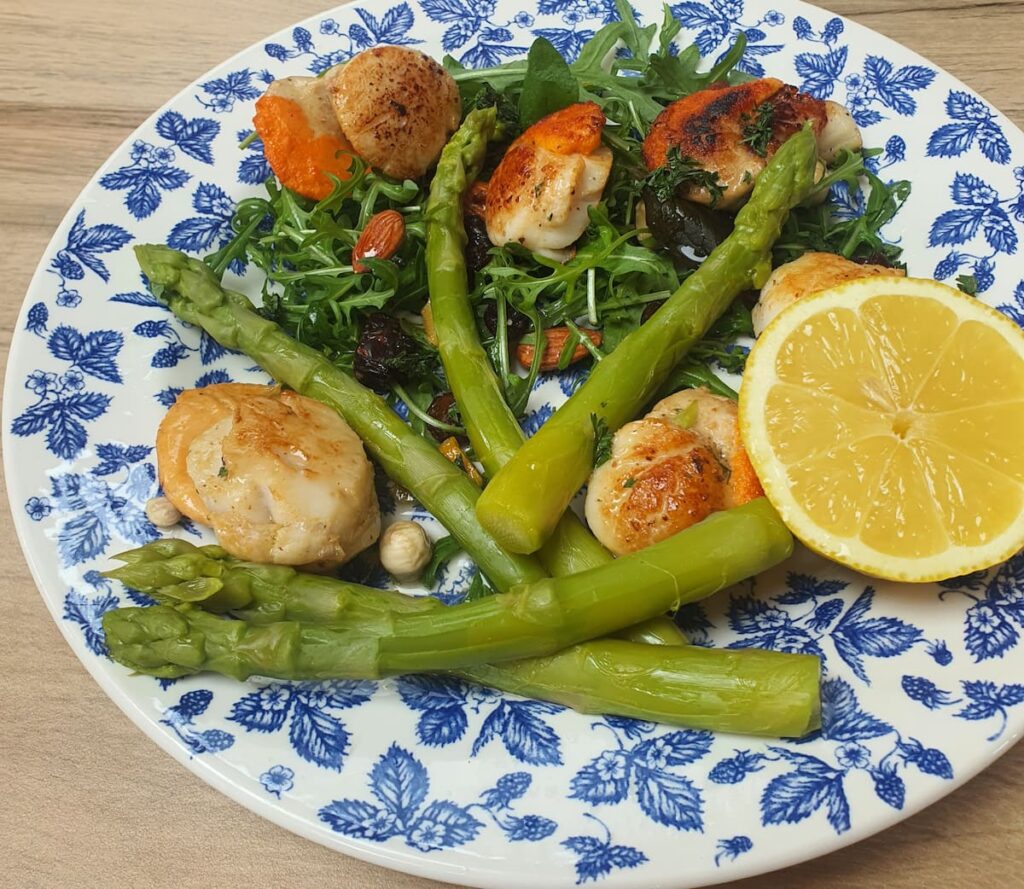 Fricassée de Saint Jacques, asperges vertes et roquette citronnée...Spécialité Ki Bleiz.