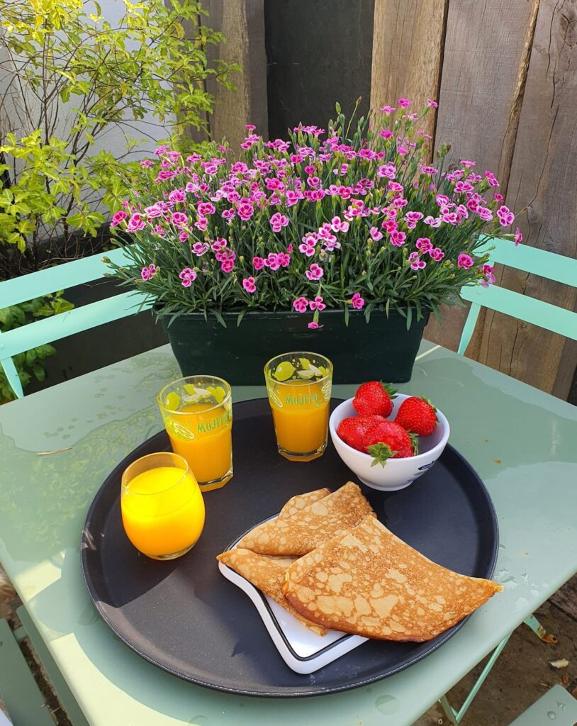 Un petit goûter ? Crêpes maison et fraises de Sibiril avec un jus d' orange pressé bien frais ... Après la plage? Avec une séance Spa? Ou tout simplement dans votre logement Ty Gard Thalvis sur la terrasse? Tentation gourmande...