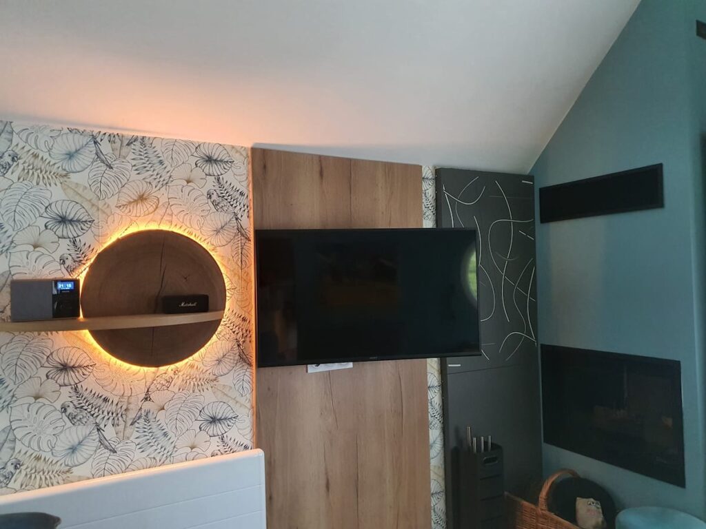 Une télévision connectée Sony et une radio : Un matériel Hi Fi de qualité pour visionner vos films et écouter votre musique.