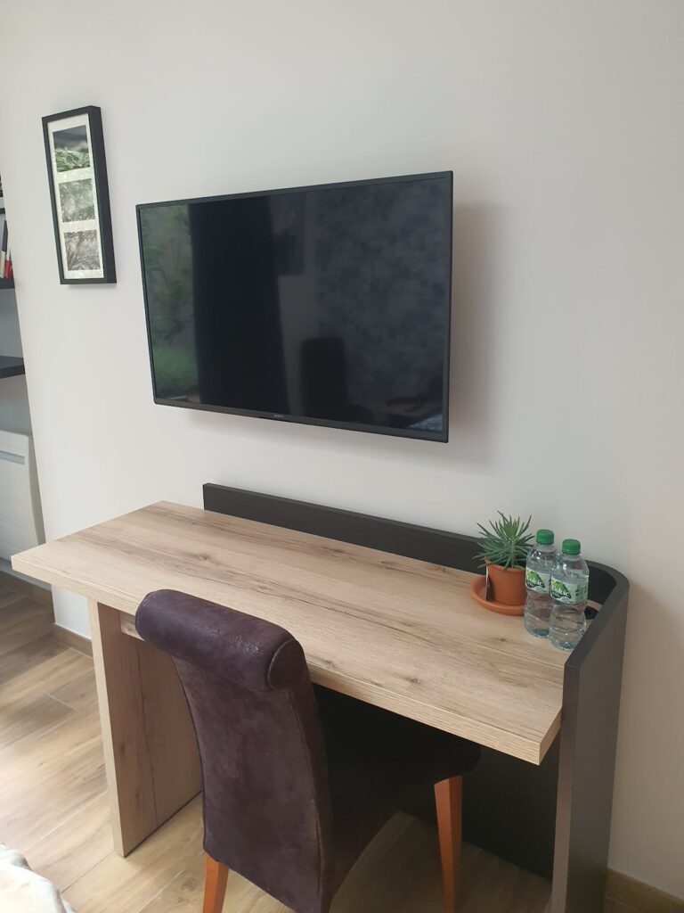 Votre bureau de marque Celio est connecté ( prise intégrée). Votre chaise de Designer possède un dossier capitonné et ergonomique pour préserver votre dos et vos cervicales . Votre télévision connectée peut servir de double écran.