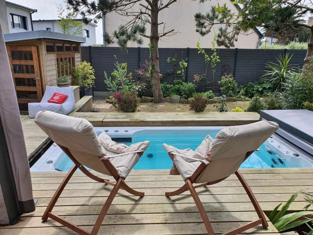 Spa de nage avec jacuzzi et nage à contre courant, sauna,transat...Mes secrets Bonheur... Possibilité avec un coach sportif de suivre une séance d' aquafitness, fitness, yoga, pilates , cross fit, marche nordique. Tout est personnalisé.