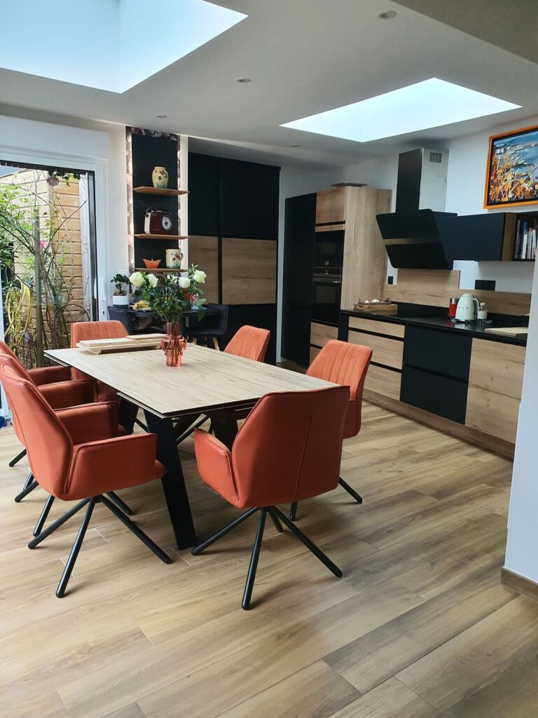 Une belle table en céramique avec rallonge pour 6 à 8 convives.