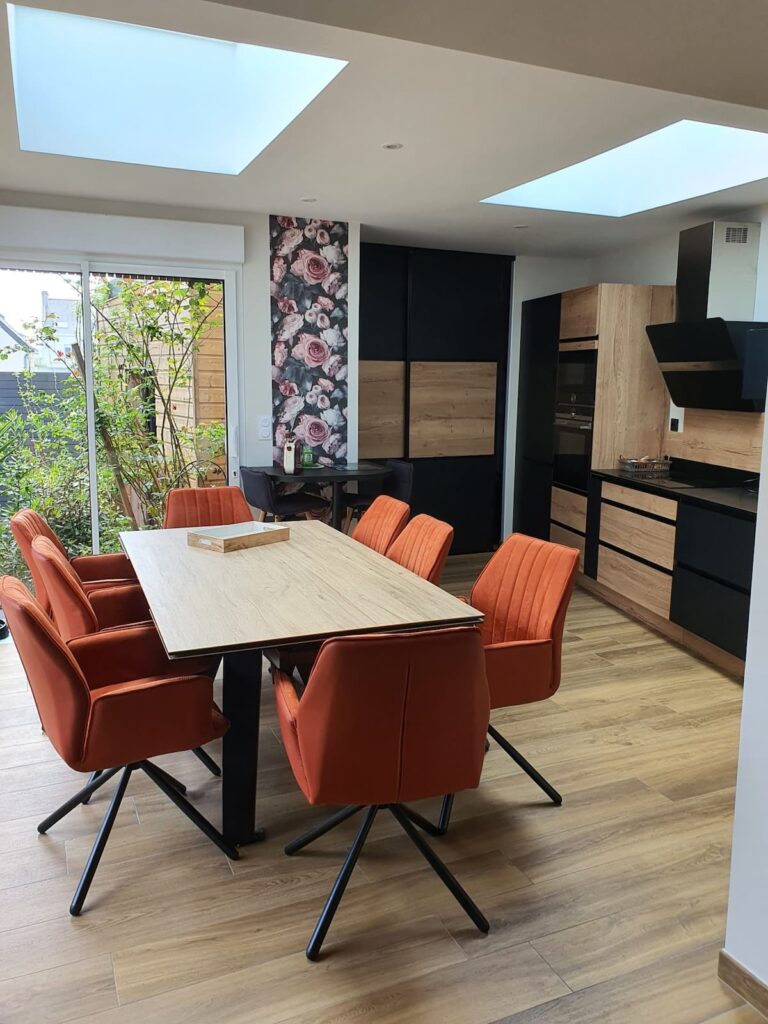 Voici votre "Espace repas" lumineux et cosy avec velux s' ouvrant sur le ciel pour votre petit déjeuner ou l' option "demi pension "ou " le repas occasionnel" ou " la plancha pour deux". Pas de possibilité de cuisiner vous même chez Ki Bleiz.