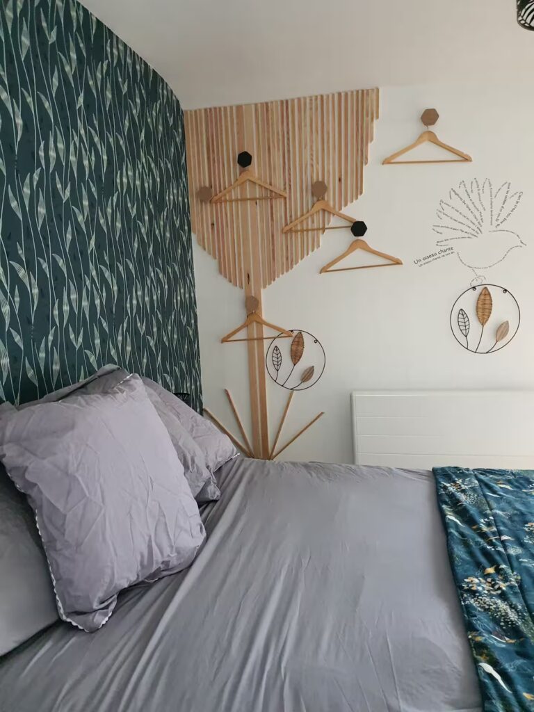 Décoration champêtre pour vous inciter à écouter le chant des oiseaux et le bruit du vent les soirs de tempête. Votre chambre vous offrira de douces nuits !