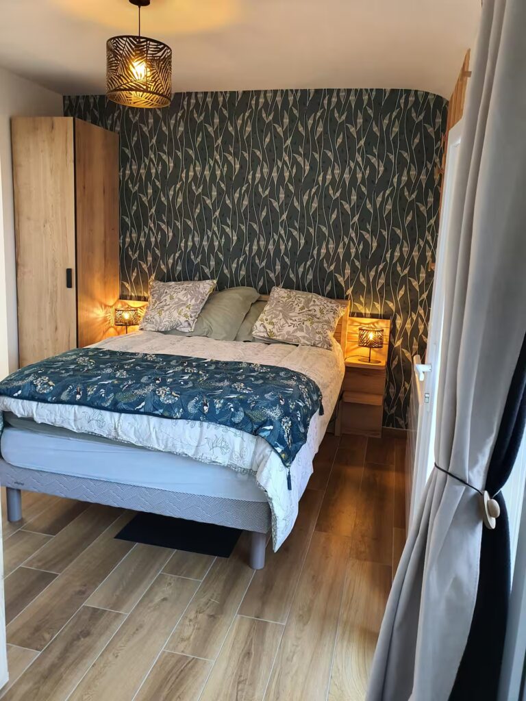 Une penderie, une commode, une tête de lit et ses chevets, un lit avec un sommier 140, un matelas de haute qualité : Une chambre signée "Mobilier de France" gage de design et de confort. Ty Gard Thalvis, c'est un engagement de qualité haut de gamme.