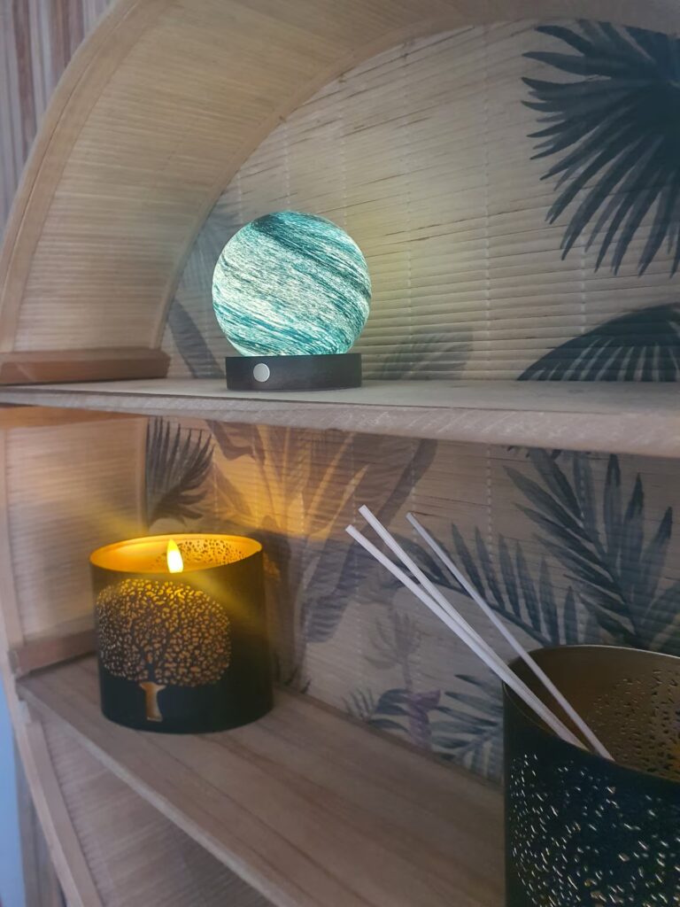 Jeux de lumières zen et bâton aux senteurs subtiles du printemps.