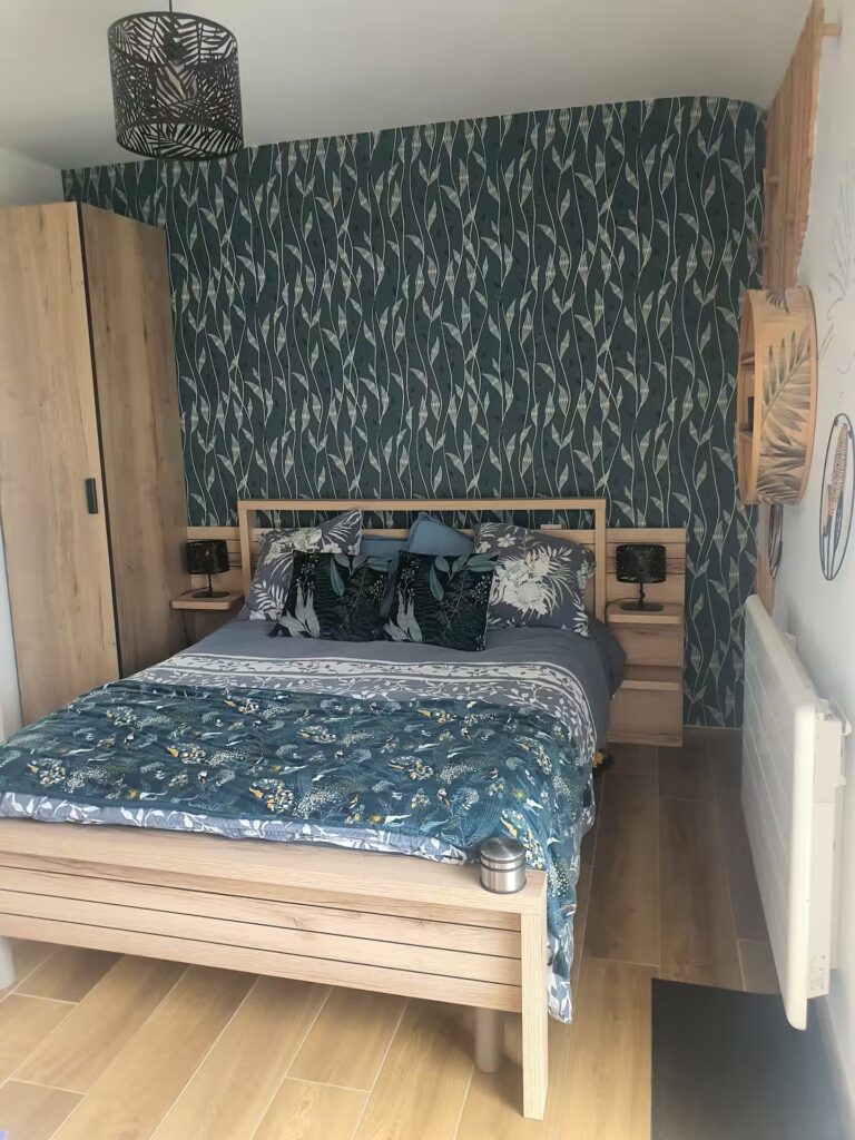 Une chambre douillette et soignée dans les moindres détails avec un Mobilier collection Forest de la marque Celio (made in France)