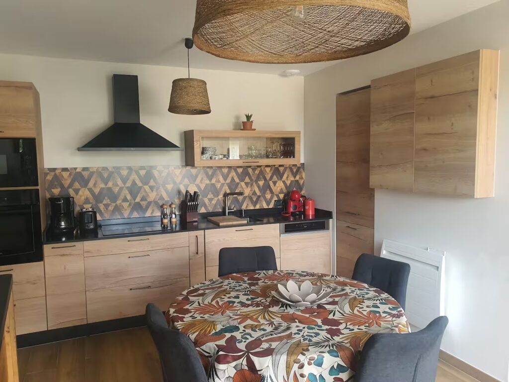 Une vaste cuisine parfaitement équipée.