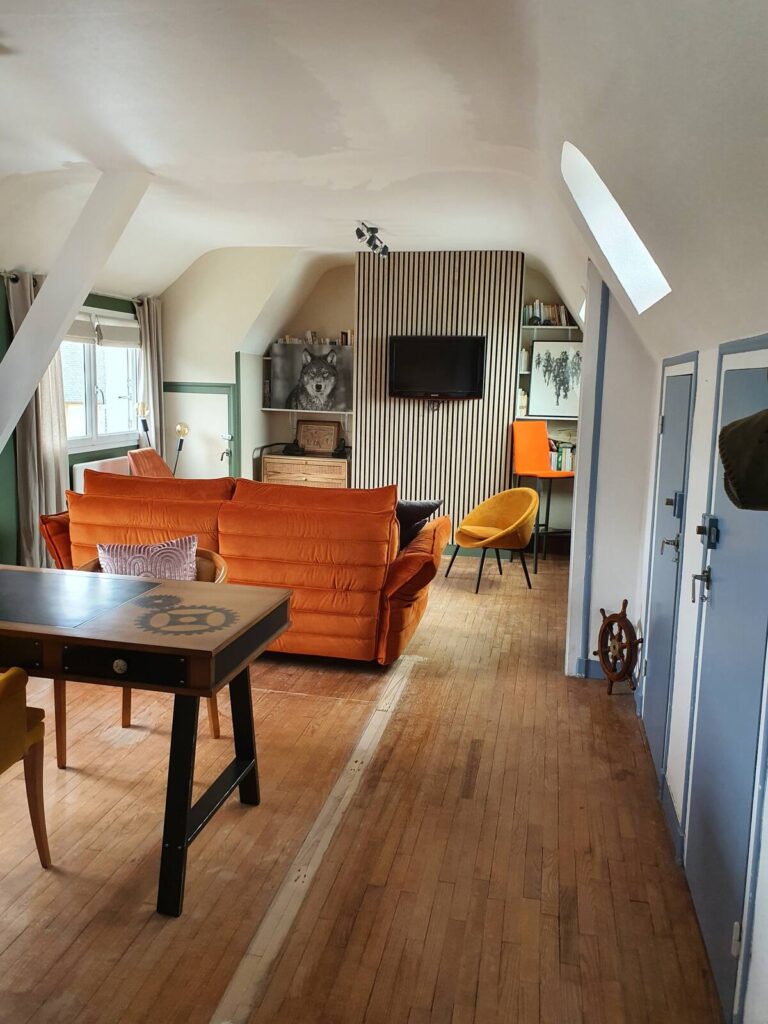 Vous pouvez utiliser la Suite Ty Frimousse pour 2 personnes avec une chambre et sa salle de bain attenante et son grand salon bibliothèque ou en faire une suite pour 4 personnes en utilisant le convertible en mode nuit.