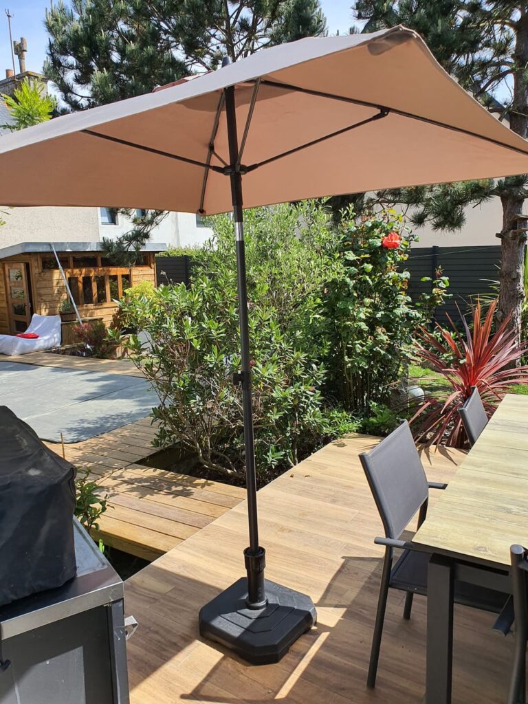 Un parasol , une plancha Krampouz, un mobilier de jardin de qualité: Tout est réuni pour vous proposer un délicieux Barbecue dont votre Maison d' hôte Ki Bleiz a le secret!